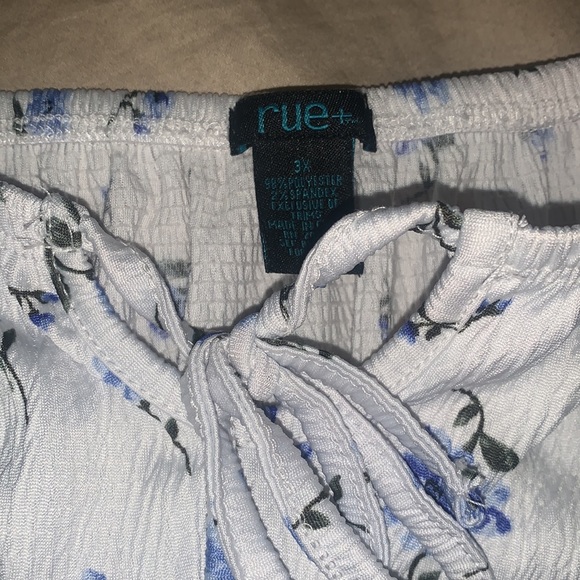 plus size flowy floral top - Picture 2 of 3